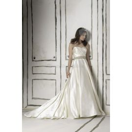 Taille empire classique, robe de mariée longue au sol avec un décolleté en cœur