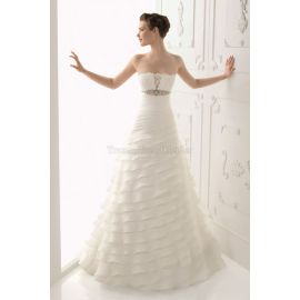 robe de mariée romantique sans manches en tulle avec encolure crantée