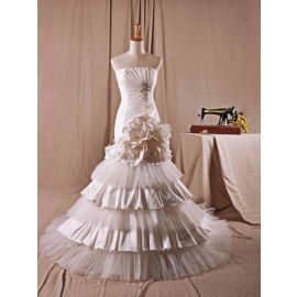 Robes de mariée sirène glamour en taffetas à plusieurs niveaux