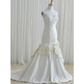 Élégantes robes de mariée en satin sirène froncées avec des fleurs en tissu