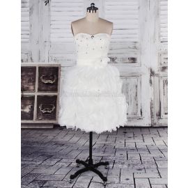 robe de mariée moderne sans manches au genou avec volant superposé