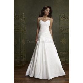 Une robe de mariée simple à fermeture éclair en ligne avec entrecroisement