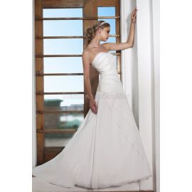 Une robe de mariée formelle taille régulière sans bretelles