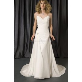 robe de mariée simple longueur au sol sans manches avec drapé latéral