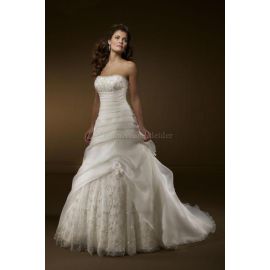 robe de mariée longue sans manches avec bordure fleurie