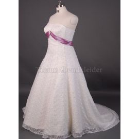 Robe de mariée romantique sans bretelles avec broche fleur en cristal