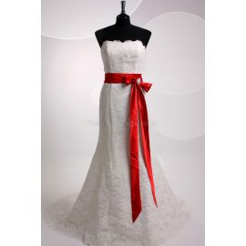 Élégante robe de mariée longue au sol avec ceinture