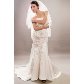 Robe de mariée glamour en satin sans bretelles avec voile