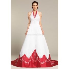 Une robe de mariée formelle sans manches à taille naturelle