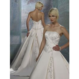 Robes de mariée de luxe longues sans bretelles en train chapelle Mariage à l'église