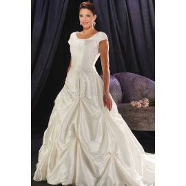 Superbe robe de mariée classique avec une taille naturelle et une traîne de longueur chapelle